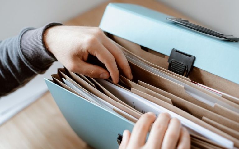 Interpretacja indywidualna GIP. Jak potwierdzić umowę B2B lub zlecenie i zyskać ochronę przed PIP